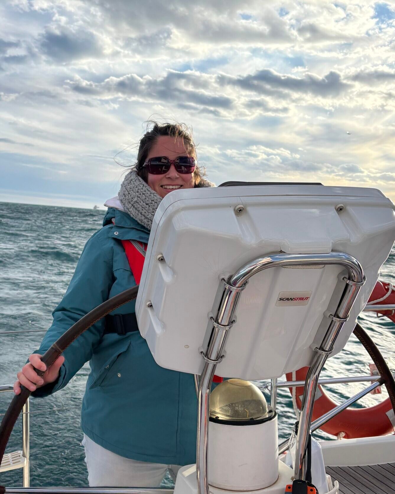 Cèlia Gisbert, fundadora de Caretta Marketing Náutico, al timón de un velero