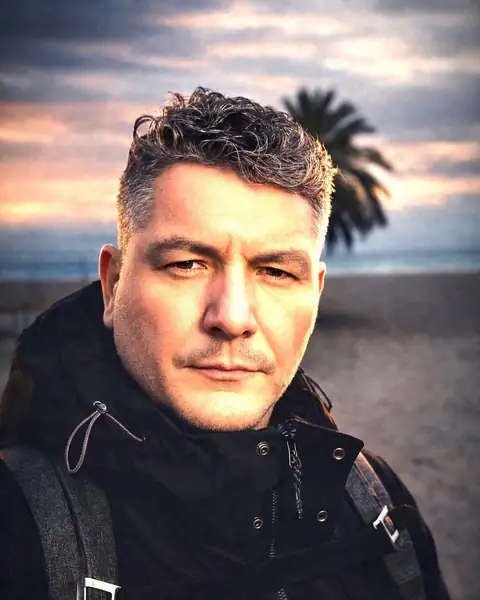 Daw Jordan, CEO de Navigalium y partner estratégico de Caretta Marketing Náutico, en una playa al atardecer